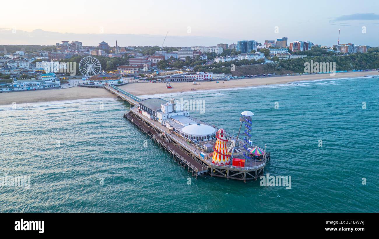 Vista del tramonto del molo di Bournemouth in Inghilterra. IMMAGINE Foto Stock