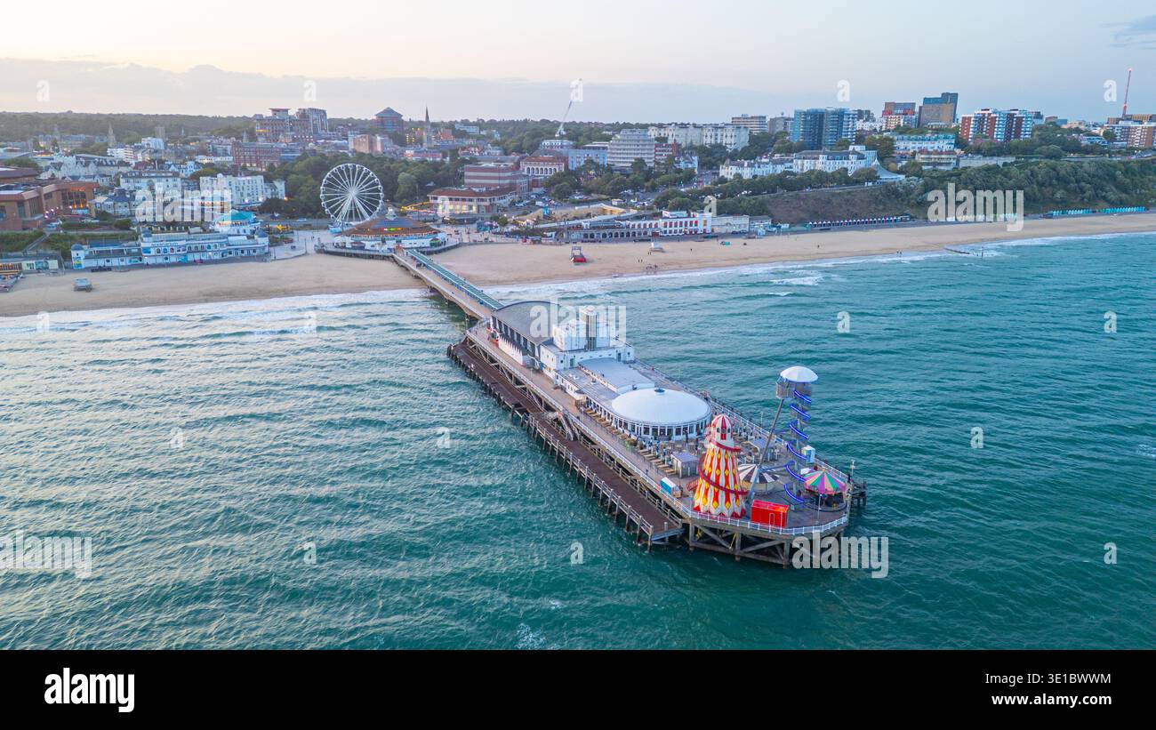 Vista del tramonto del molo di Bournemouth in Inghilterra. IMMAGINE Foto Stock