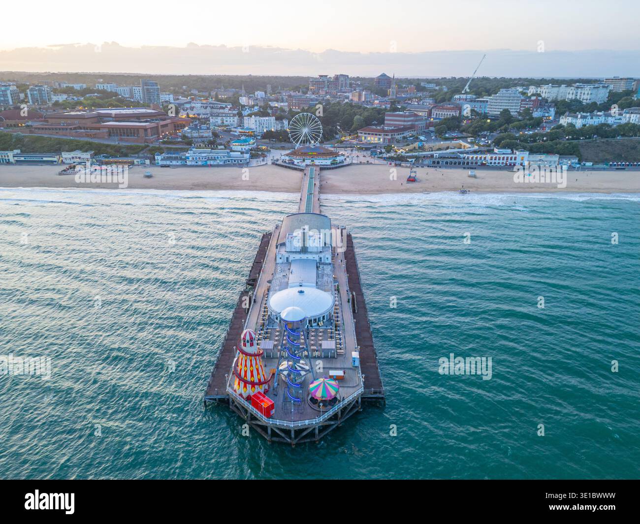 Vista del tramonto del molo di Bournemouth in Inghilterra. IMMAGINE Foto Stock