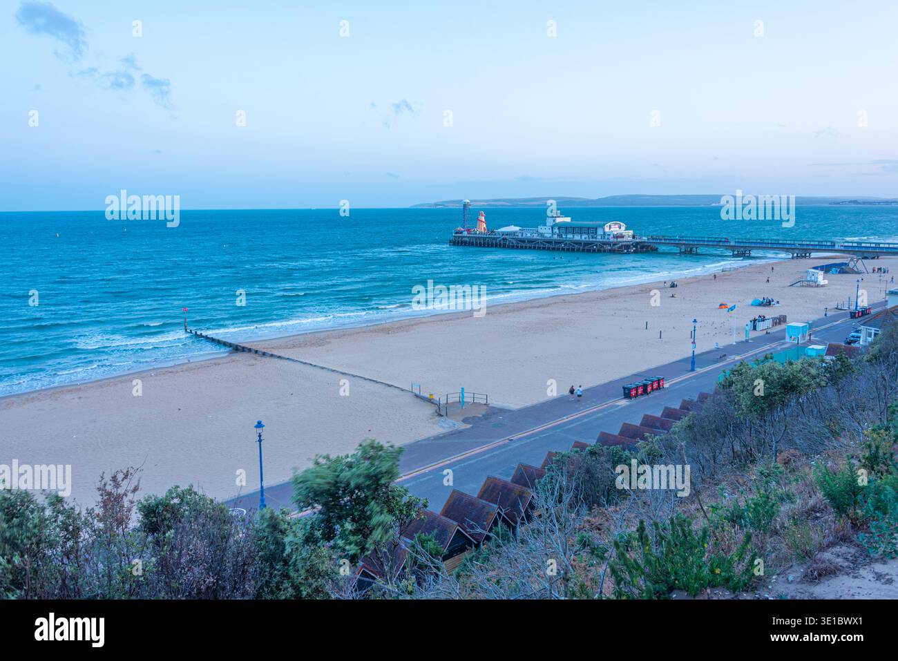 Vista del tramonto del molo di Bournemouth in Inghilterra. IMMAGINE Foto Stock