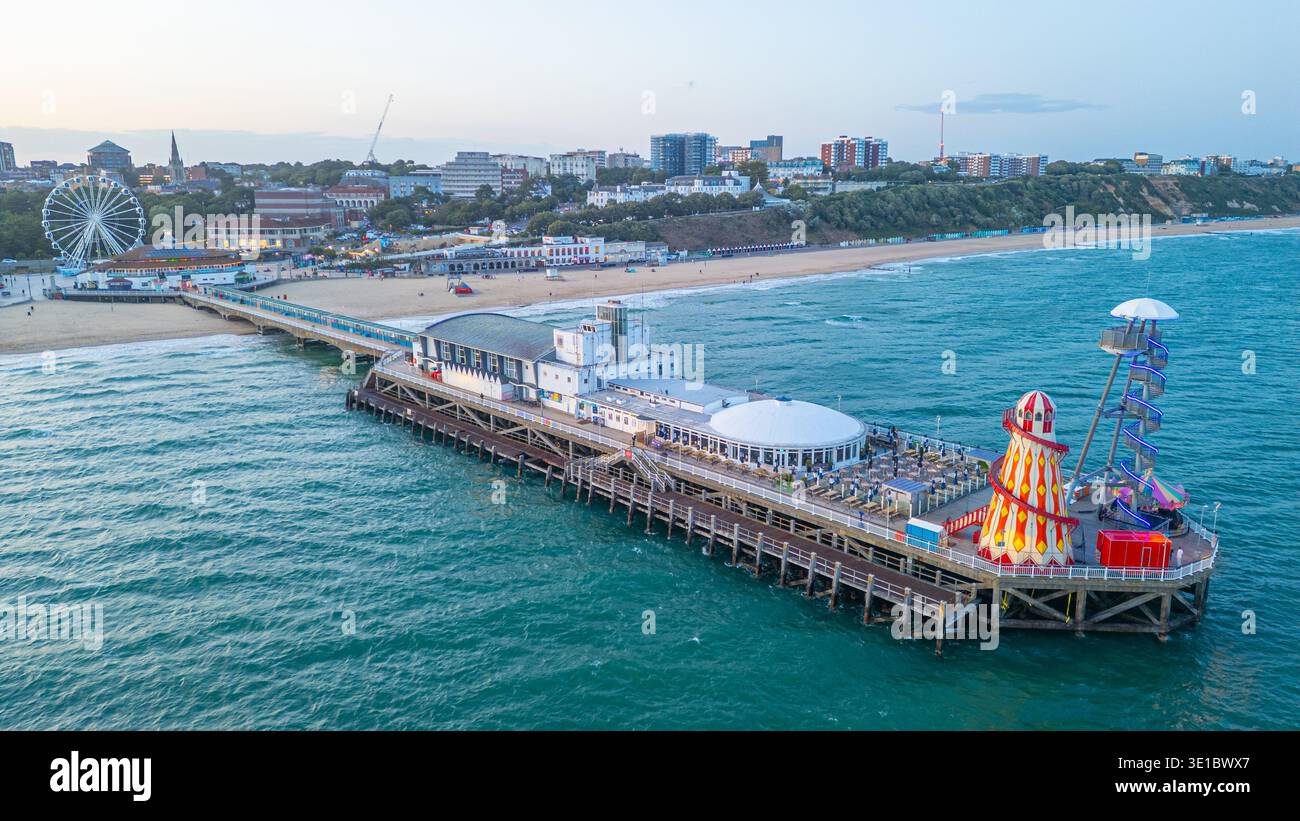 Vista del tramonto del molo di Bournemouth in Inghilterra. IMMAGINE Foto Stock