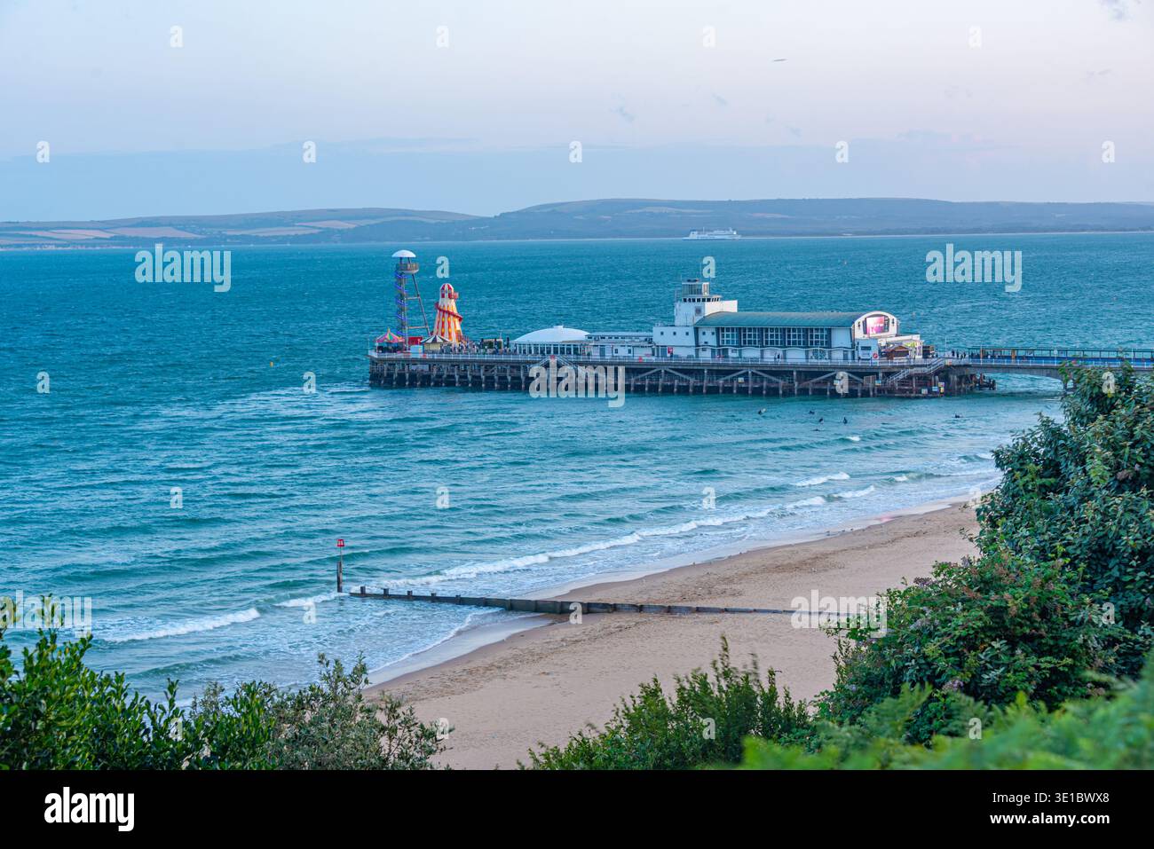 Vista del tramonto del molo di Bournemouth in Inghilterra. IMMAGINE Foto Stock