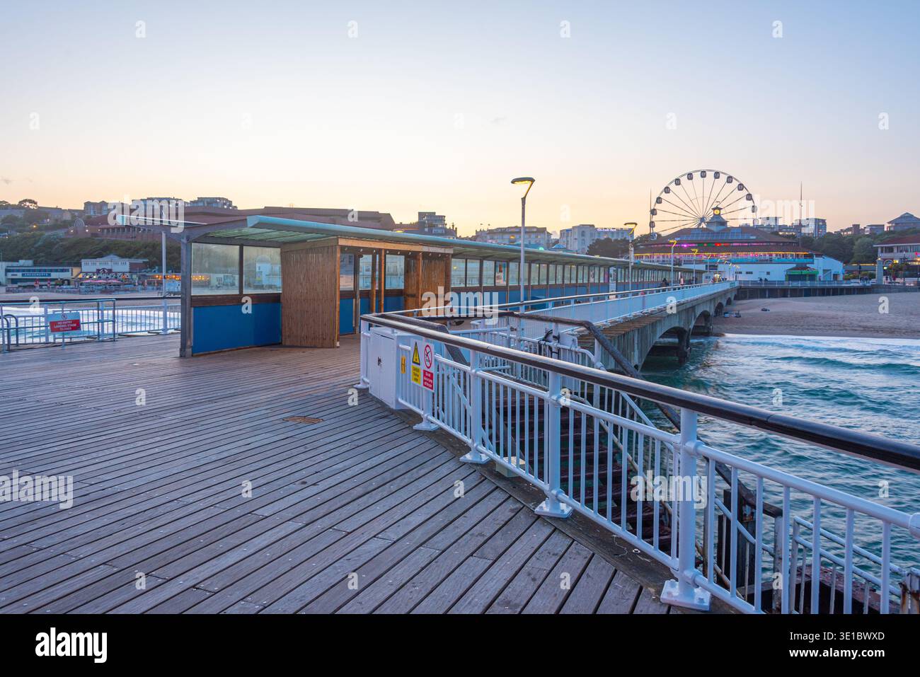 Vista del tramonto del molo di Bournemouth in Inghilterra. IMMAGINE Foto Stock