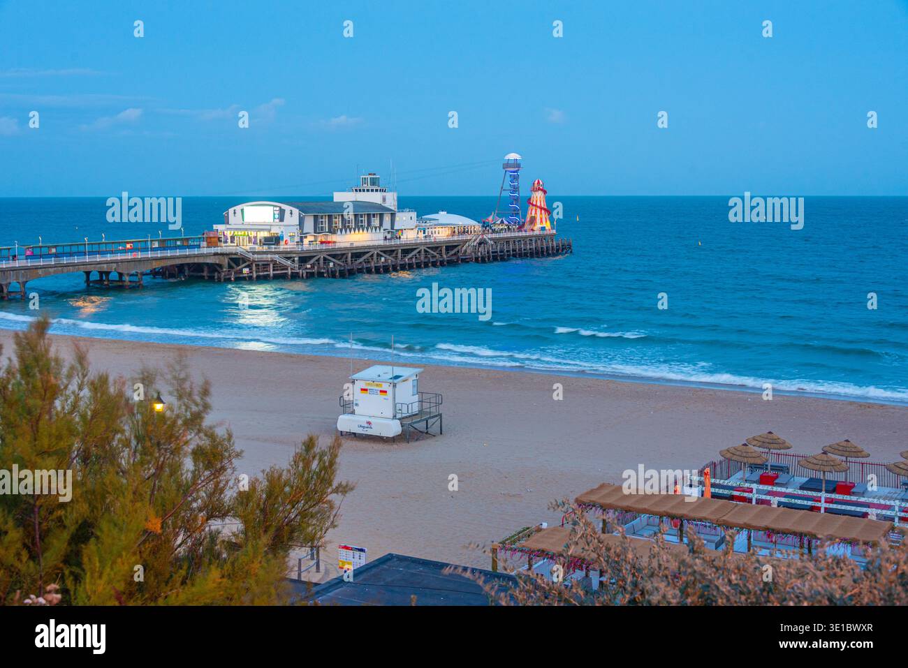 Vista del tramonto del molo di Bournemouth in Inghilterra. IMMAGINE Foto Stock