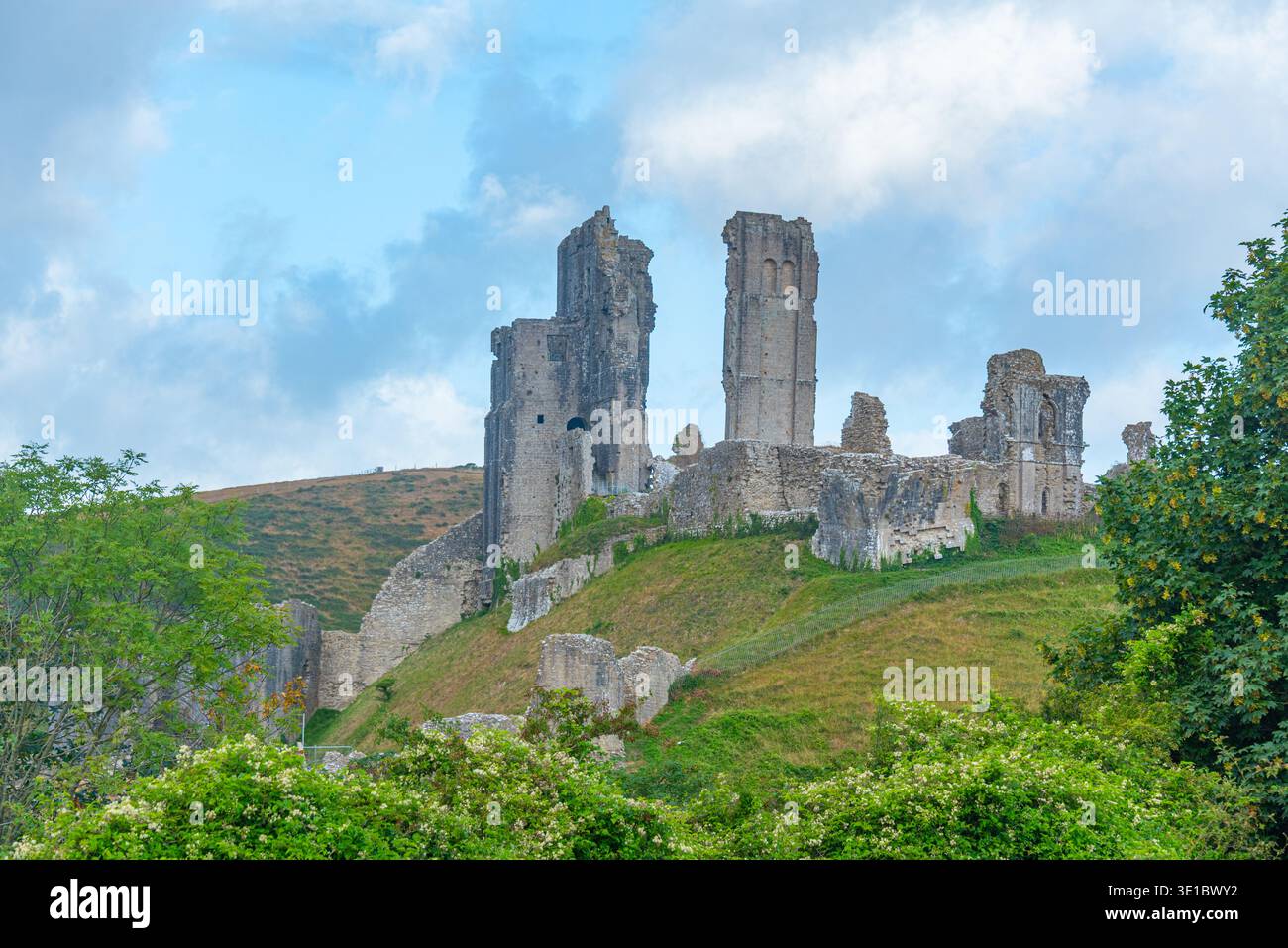 Vista del castello di Corfe durante una giornata nuvolosa, Inghilterra. IMMAGINE Foto Stock