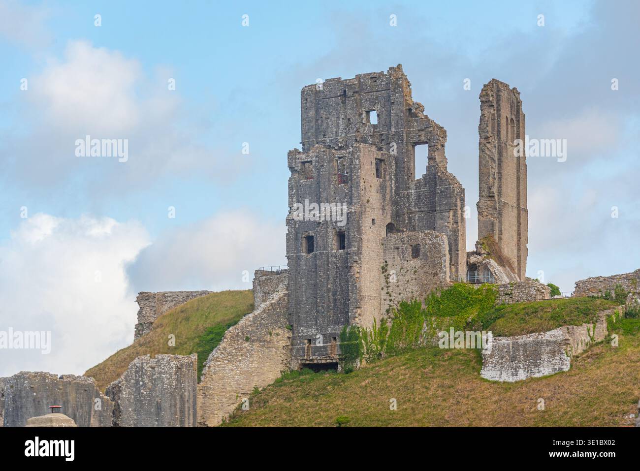 Vista del castello di Corfe durante una giornata nuvolosa, Inghilterra. IMMAGINE Foto Stock