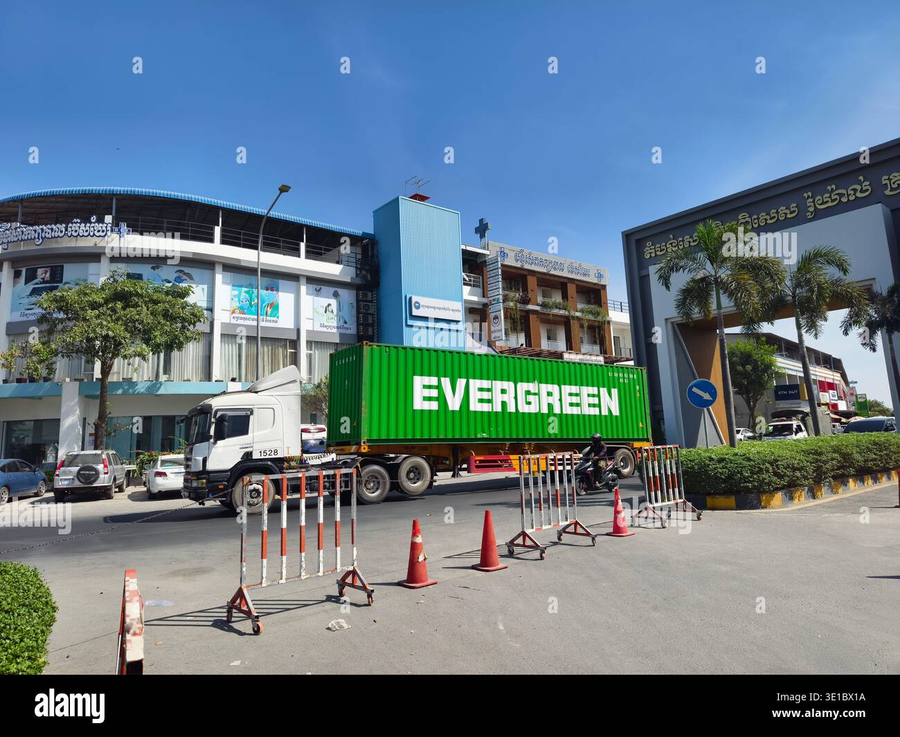 Container di spedizione della Evergreen Marine Corporation trasportato su un camion, Phnom Penh SEZ (PPSEZ), Cambogia, Asia Foto Stock