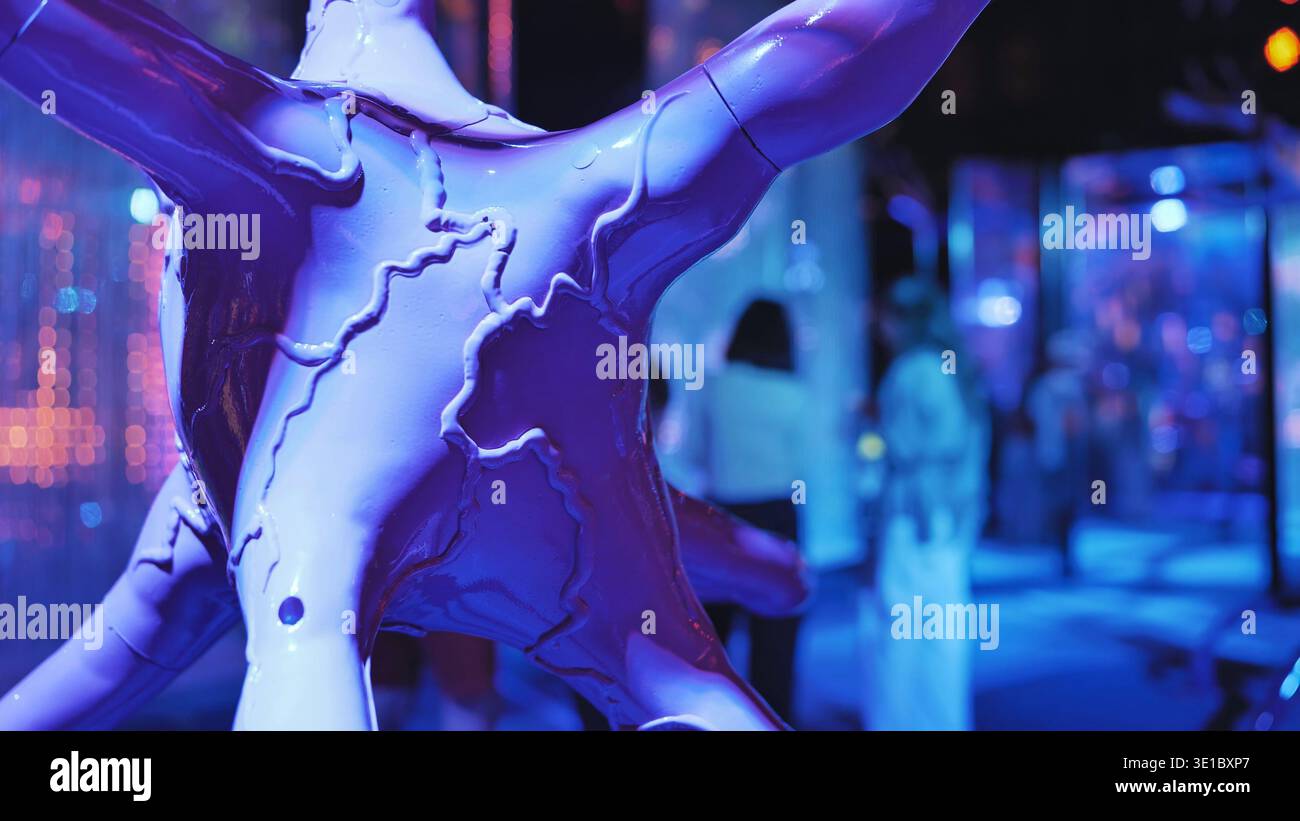 Installazione artistica Blue Neuron Brain Cell in una coinvolgente mostra di scienze moderne Foto Stock