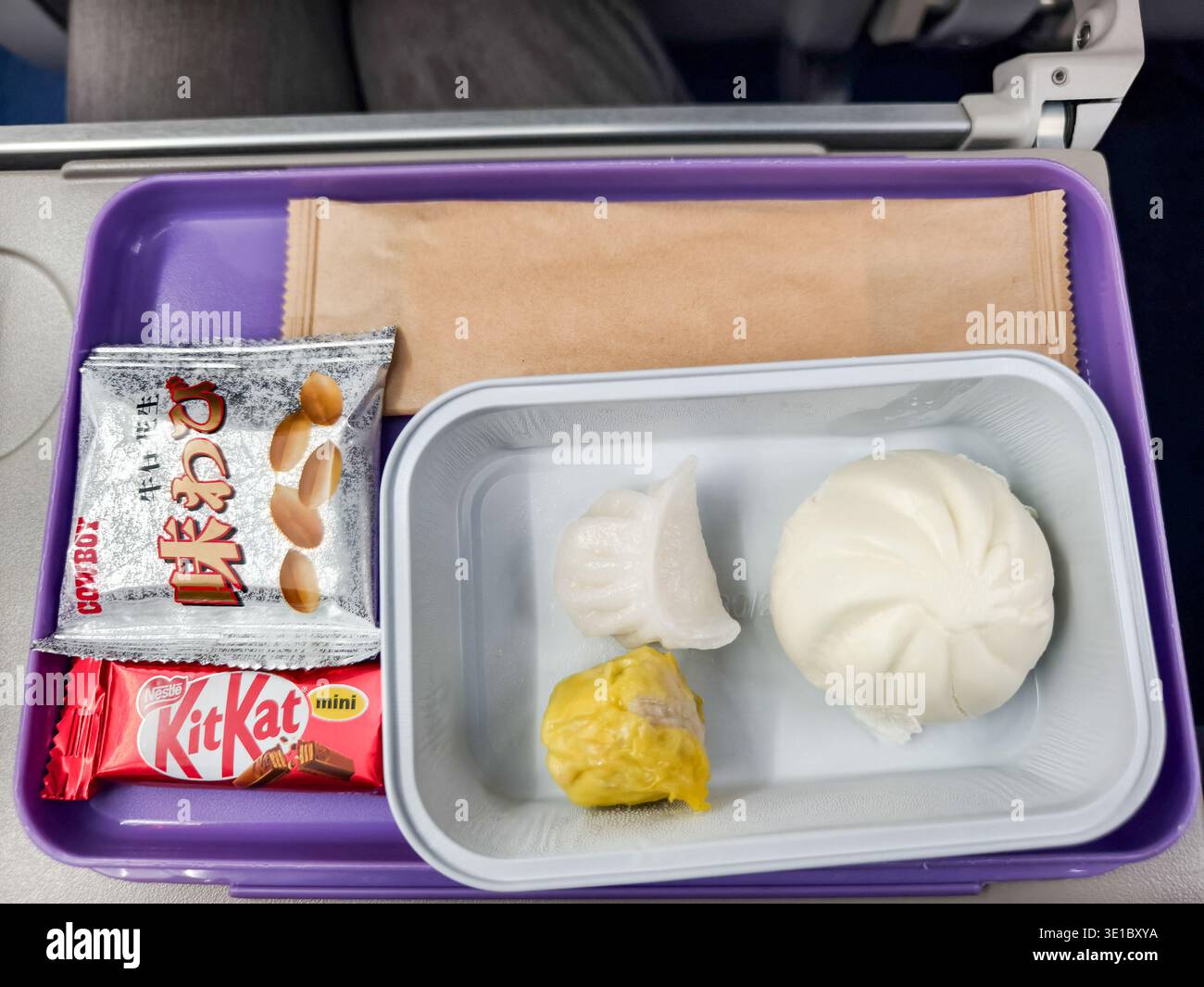 Menu della compagnia aerea Cambodia Air, dim sum in stile asiatico, gnocchi e panino al vapore, bar KitKat e arachidi Foto Stock