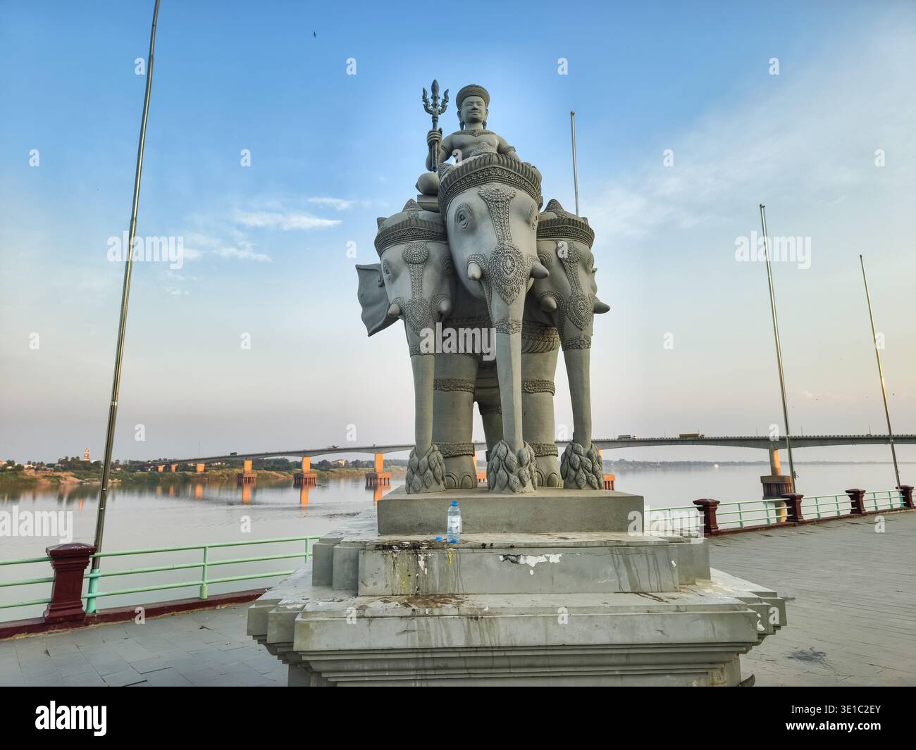 Kampong Cham, Cambogia, Asia. Figura che regge un tridente, montato su un elefante a tre teste, un motivo comune nell'arte culturale e religiosa Khmer Foto Stock