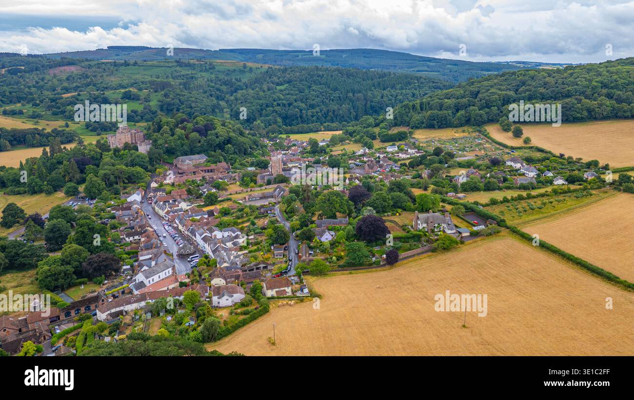 Vista panoramica del villaggio di Dunster in Inghilterra. IMMAGINE Foto Stock
