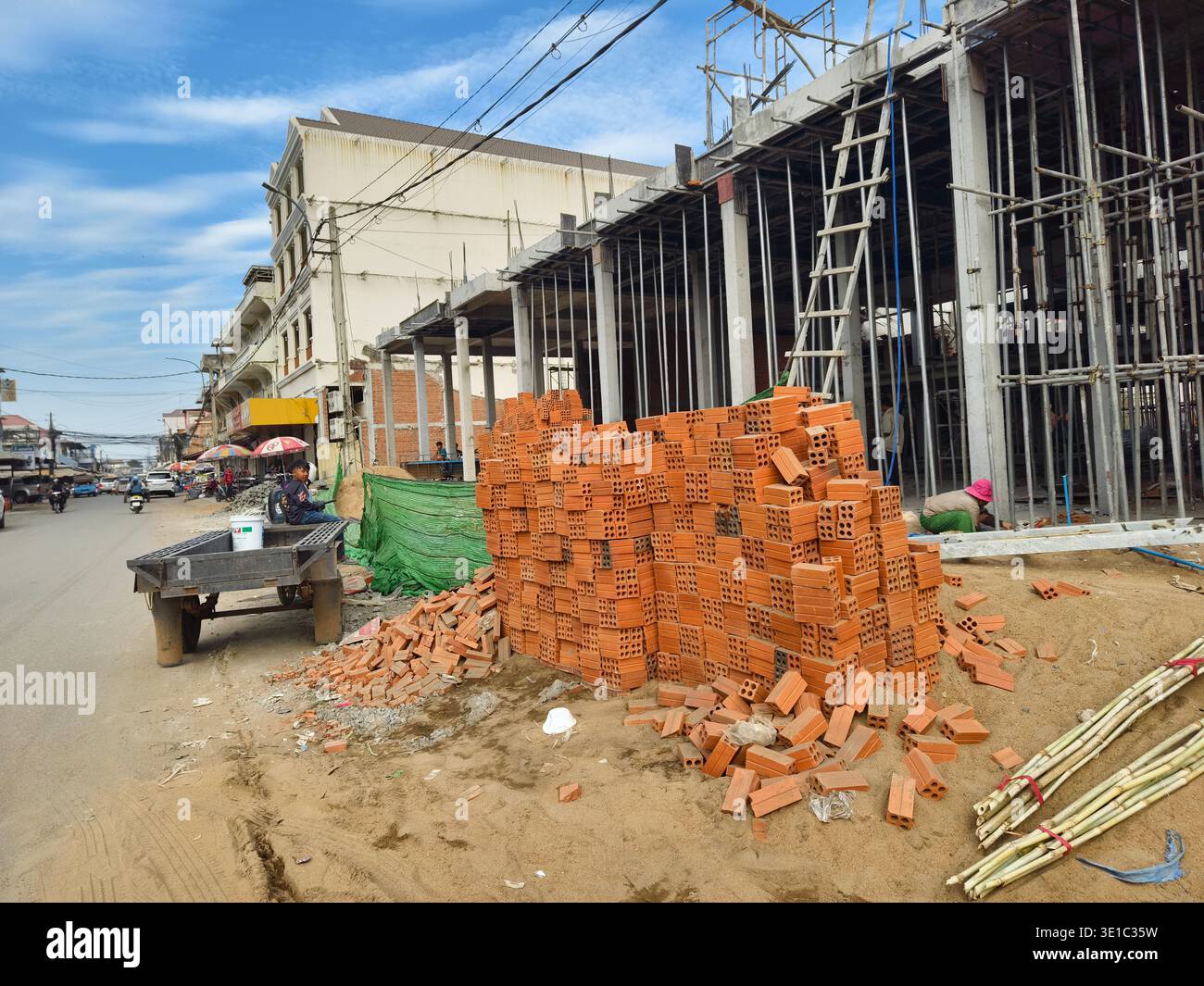 Cantiere di Kampong Cham, Cambogia, con una grande pila di mattoni rossi destinati ai materiali da costruzione Foto Stock
