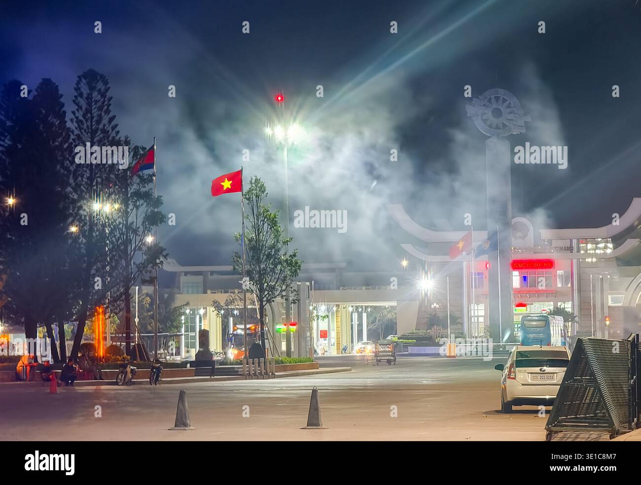 MOC Bai International Border Gate, un importante valico terrestre tra Vietnam e Cambogia situato nella provincia di Tay Ninh, Vietnam Foto Stock