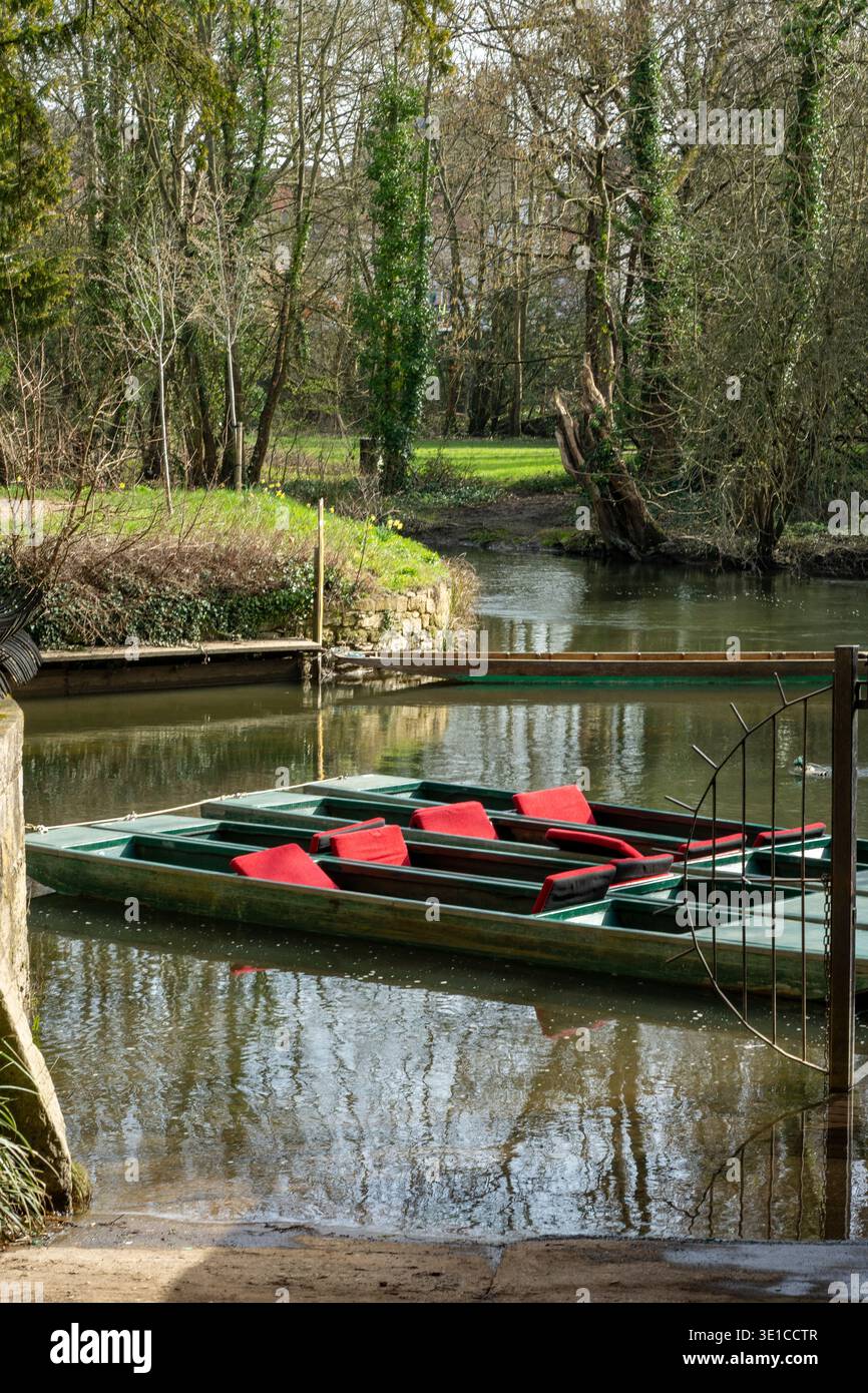 Barche e punt tradizionali sul fiume Cherwell nel centro di Oxford, Oxfordshire, Inghilterra, Regno Unito Foto Stock