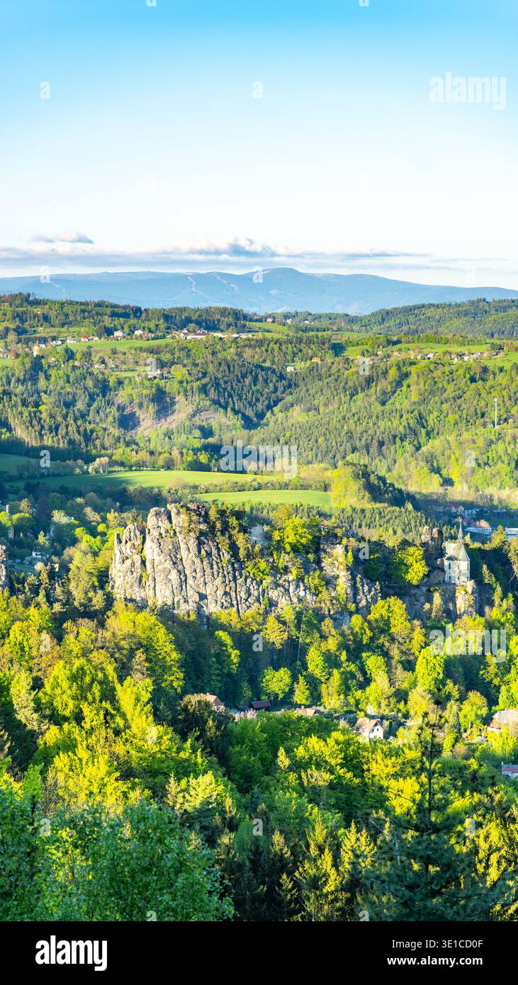 I visitatori godono di viste mozzafiato dal Pantheon Lookout, affacciato sulla vegetazione lussureggiante e sulle montagne Krkonose sullo sfondo. Un luogo perfetto per gli amanti della natura e per i fotografi a Mala Skala. Foto Stock