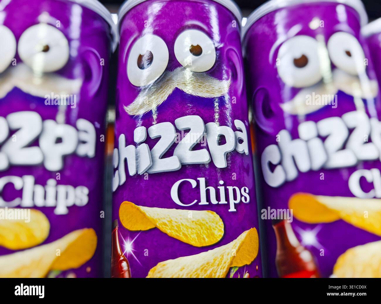 Patatine Chizzpa, uno spuntino impilabile prodotto in Malesia su uno scaffale di un supermercato Foto Stock