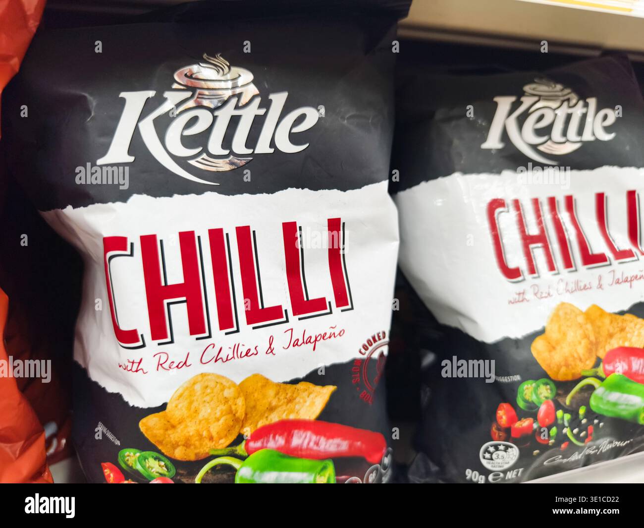 Sacchetto di patatine Kettle Chilli su uno scaffale, spuntino piccante con una miscela di peperoncini rossi e sapore di pepe jalapeño. Foto Stock
