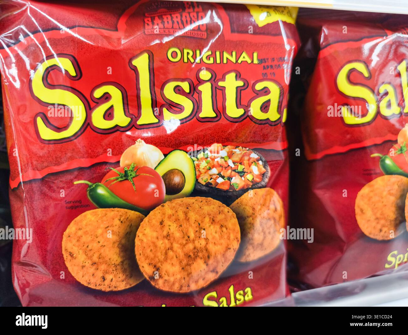 Sacchetto di patatine tortilla alla salsa piccante El Sabroso Salsitas sullo scaffale Foto Stock