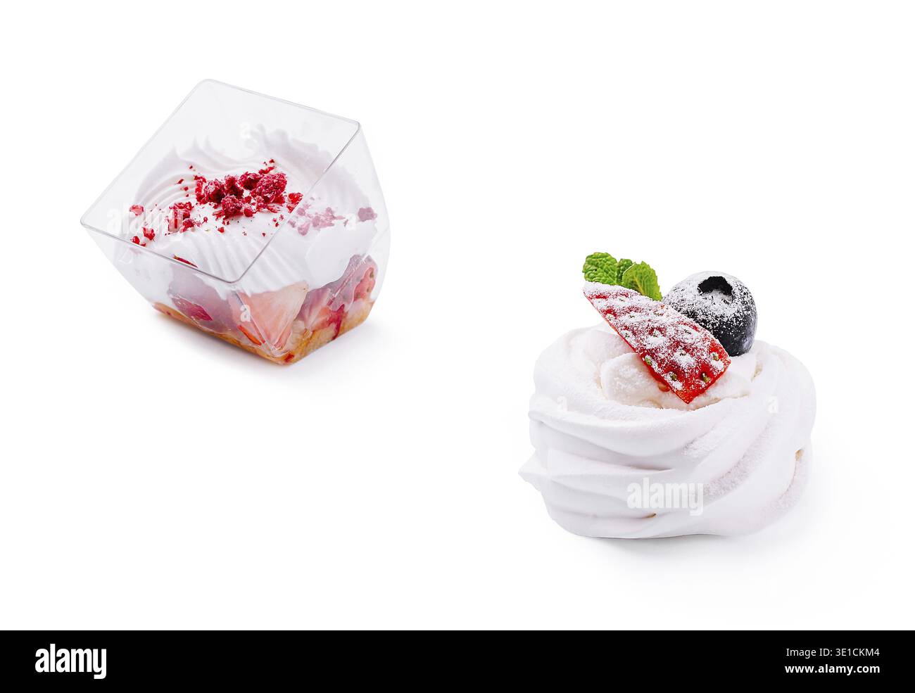 Due dessert splendidamente lavorati sono presentati fianco a fianco Foto Stock