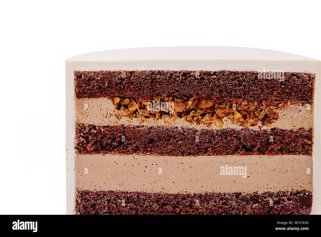 Strati di ricca torta al cioccolato separati da mousse al cioccolato e strati croccanti creano un delizioso dessert perfetto per le celebrazioni. La presentazione Foto Stock