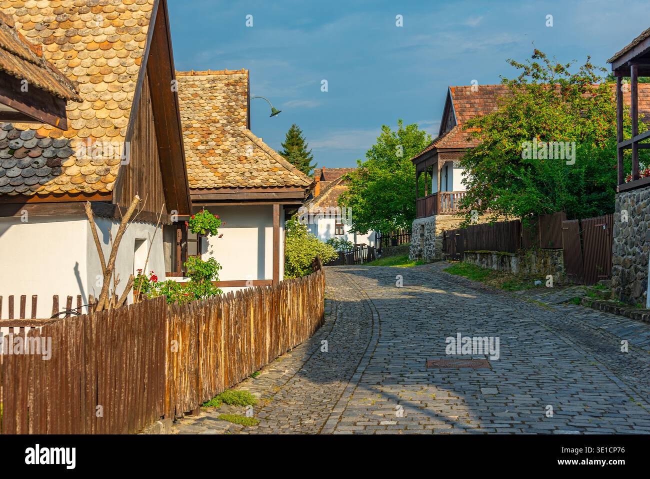 Vista al tramonto del popolare villaggio di Holloko in Ungheria. IMMAGINE Foto Stock