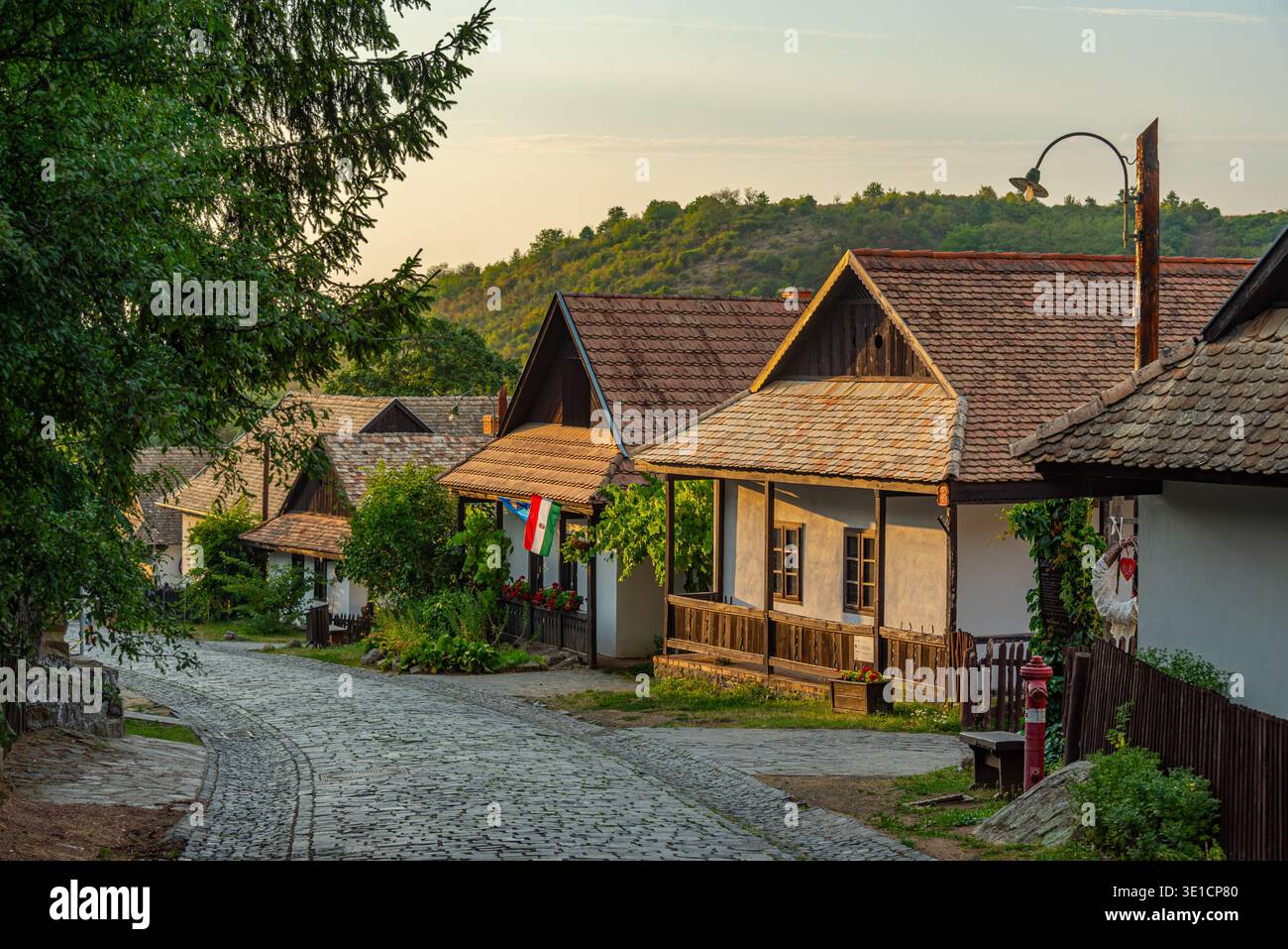 Vista al tramonto del popolare villaggio di Holloko in Ungheria. IMMAGINE Foto Stock