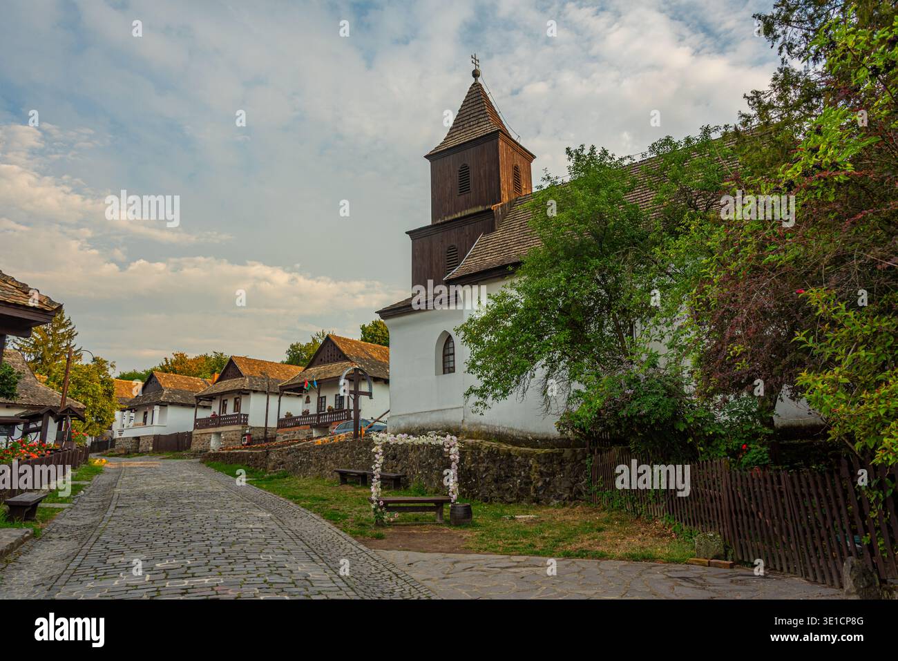 Vista al tramonto del popolare villaggio di Holloko in Ungheria. IMMAGINE Foto Stock