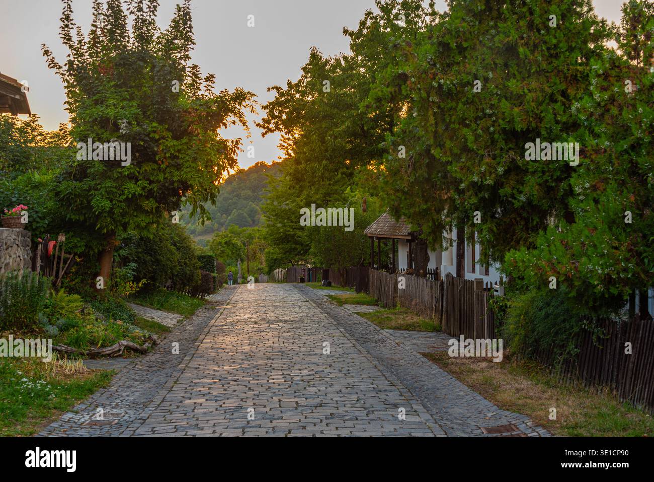 Vista al tramonto del popolare villaggio di Holloko in Ungheria. IMMAGINE Foto Stock