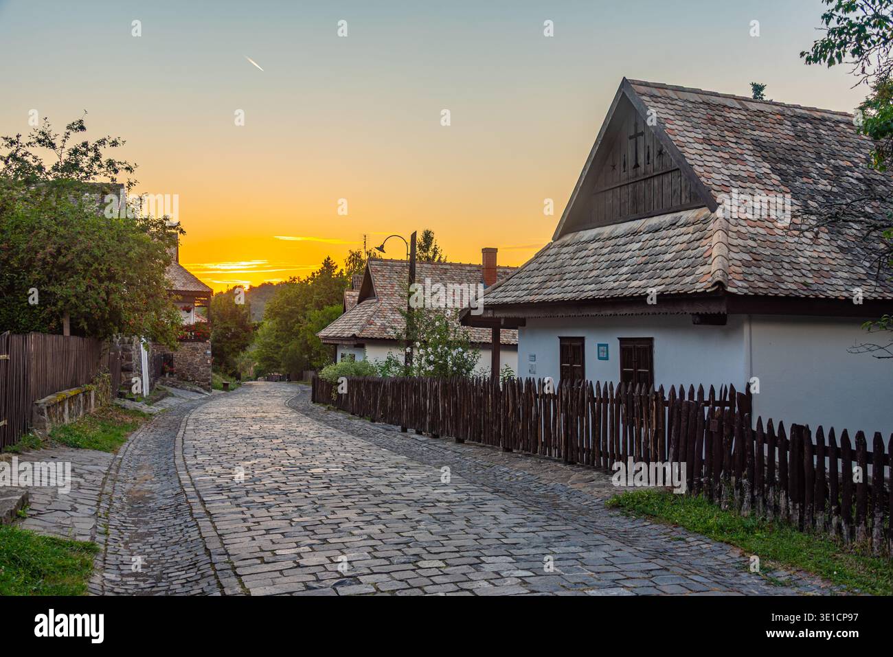 Vista al tramonto del popolare villaggio di Holloko in Ungheria. IMMAGINE Foto Stock