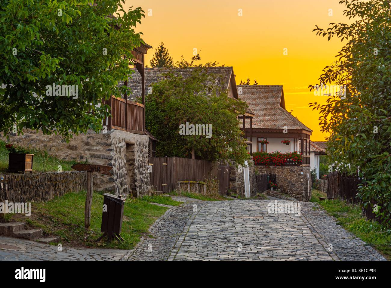 Vista al tramonto del popolare villaggio di Holloko in Ungheria. IMMAGINE Foto Stock