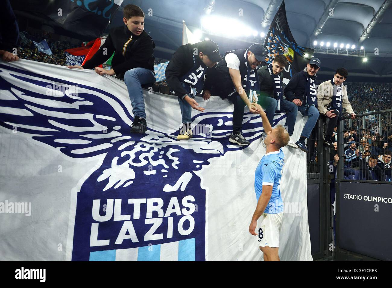 Roma, Italia. 15 marzo 2026. Guastav Isaksen della Lazio celebra la vittoria sotto la curva Nord al termine della partita di campionato italiano di serie A tra SS Lazio e AC Milan il 15 marzo 2026 allo Stadio Olimpico di Roma - Credit: Federico Proietti / Alamy Live News Foto Stock
