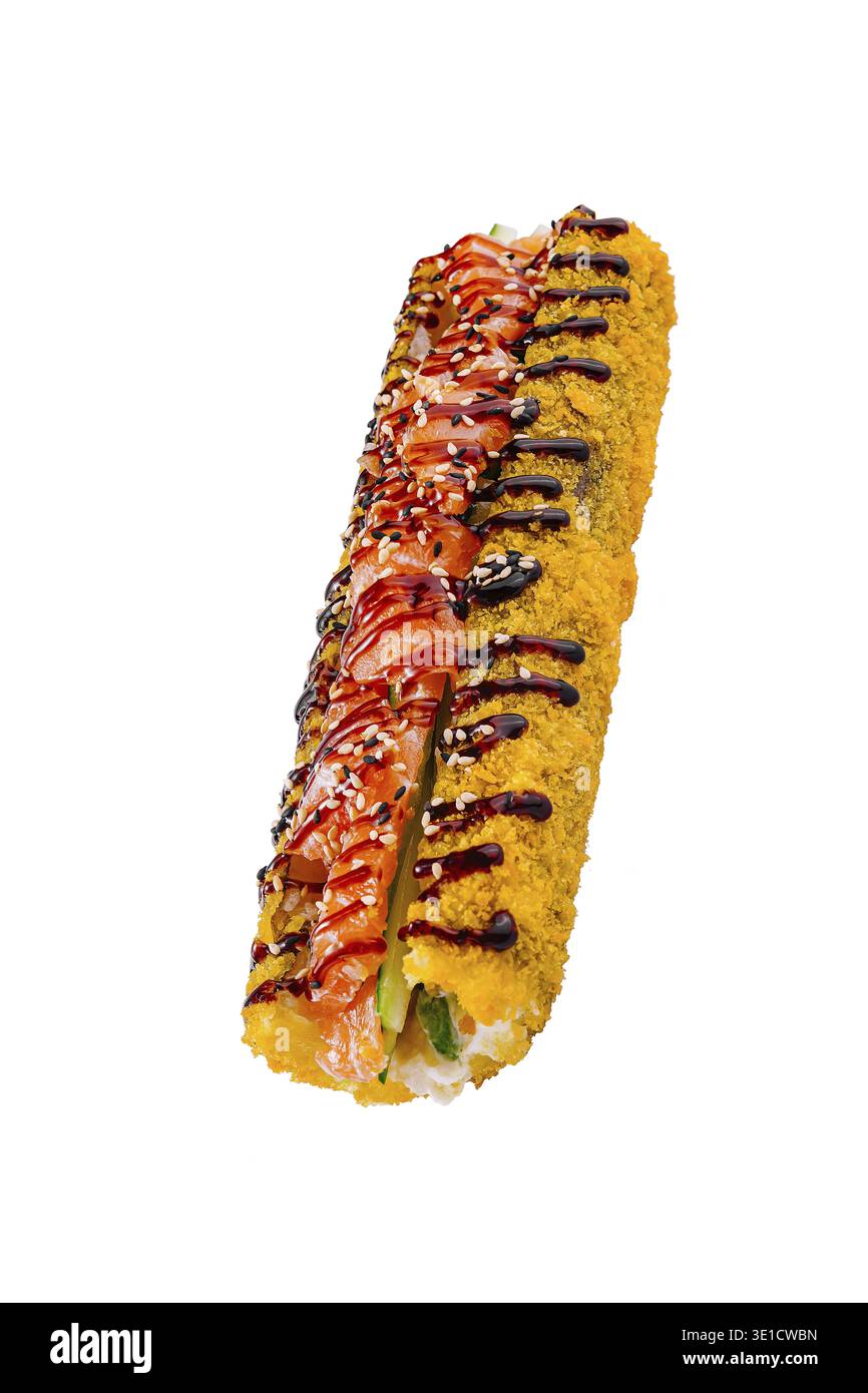 Sushi in tempura fresco su sfondo bianco, con salmone e cetriolo, decorato con semi di sesamo e salsa Foto Stock
