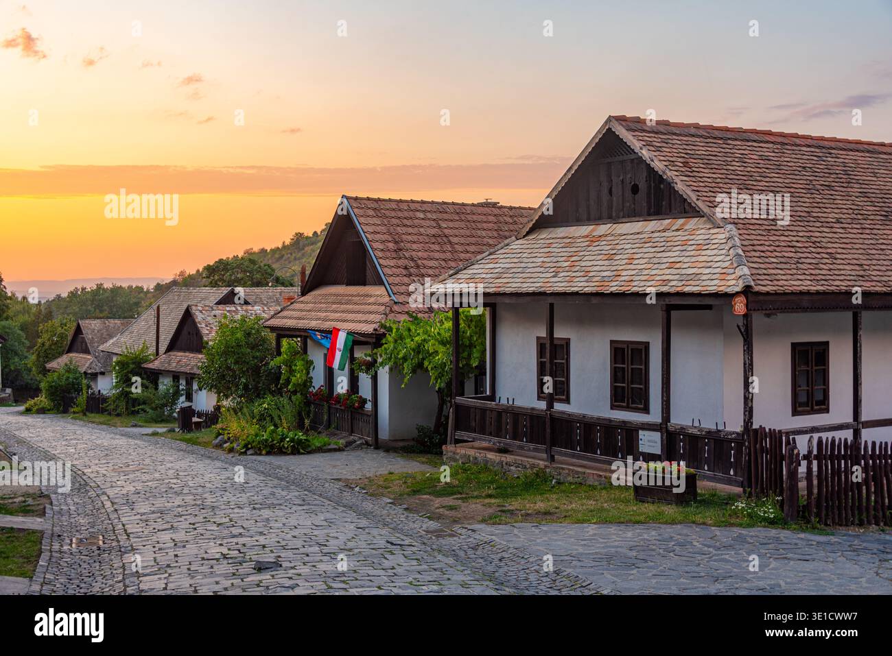 Vista al tramonto del popolare villaggio di Holloko in Ungheria. IMMAGINE Foto Stock