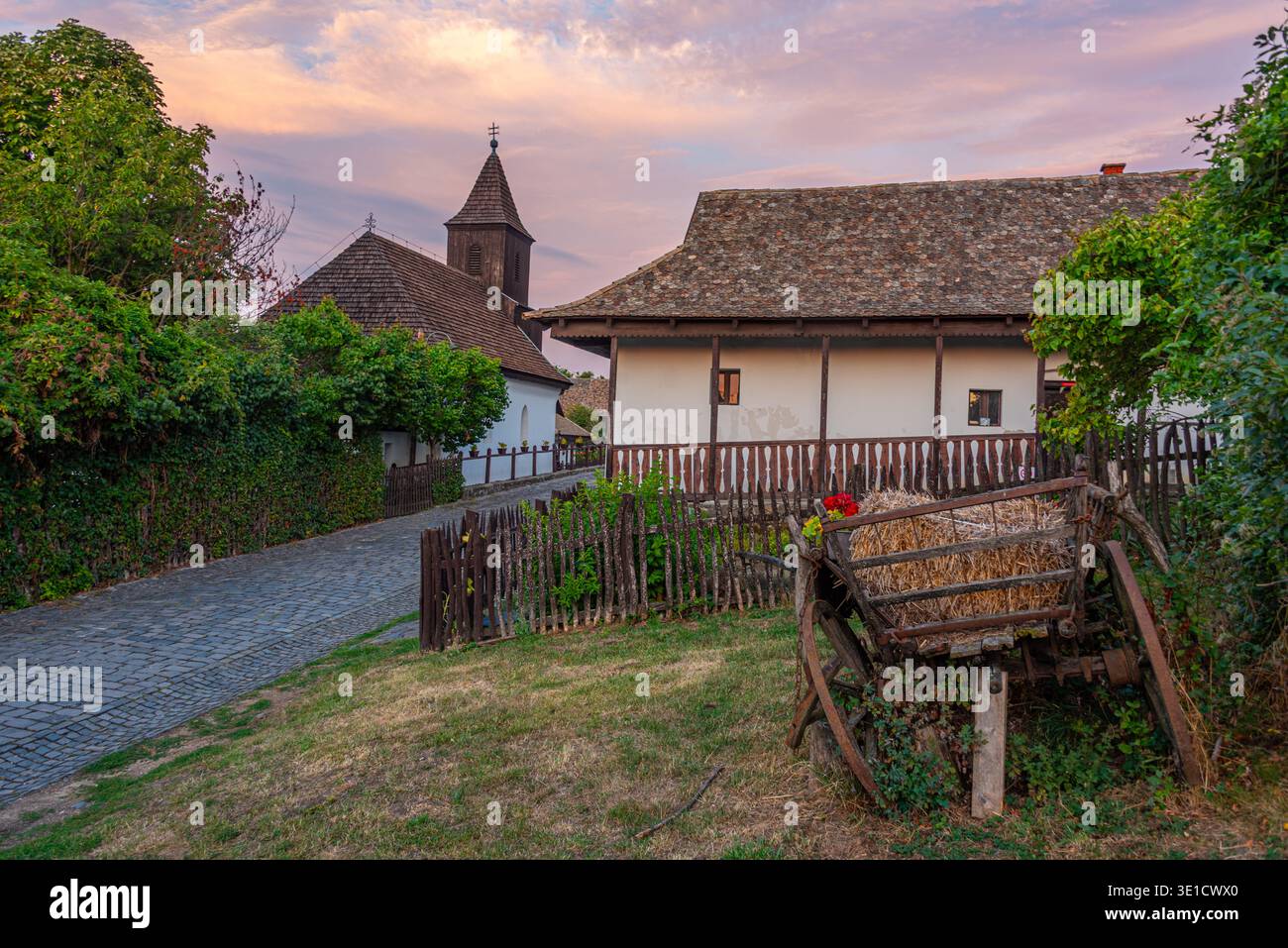 Vista al tramonto del popolare villaggio di Holloko in Ungheria. IMMAGINE Foto Stock