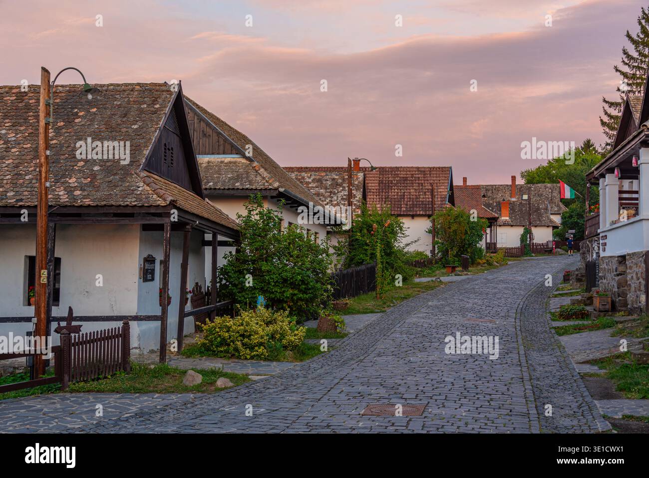 Vista al tramonto del popolare villaggio di Holloko in Ungheria. IMMAGINE Foto Stock