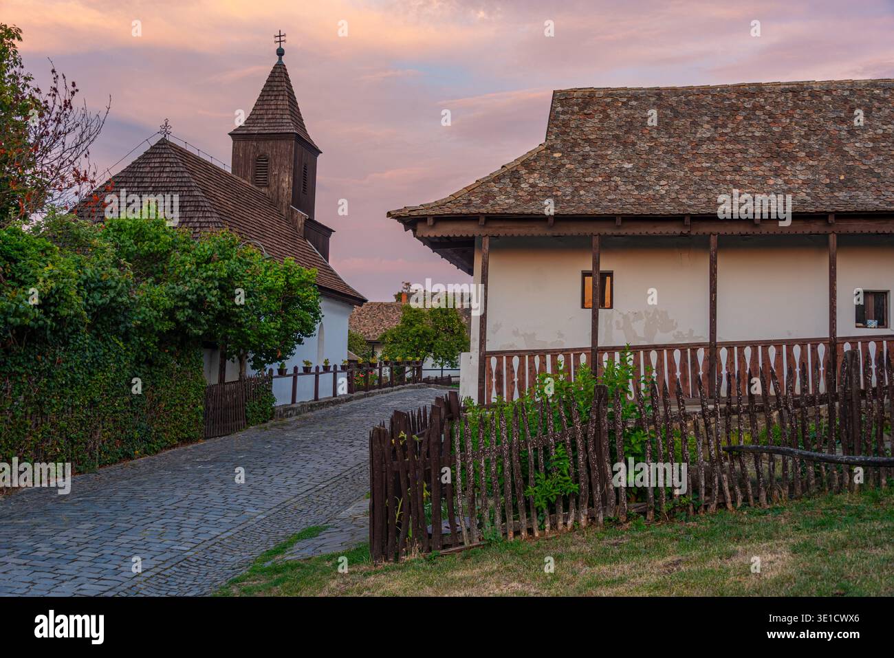 Vista al tramonto del popolare villaggio di Holloko in Ungheria. IMMAGINE Foto Stock