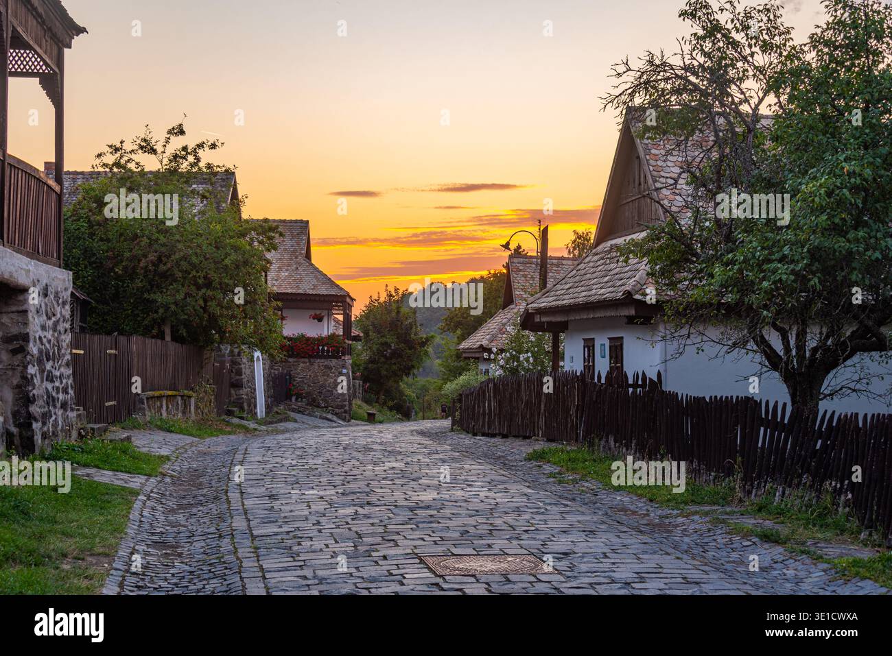 Vista al tramonto del popolare villaggio di Holloko in Ungheria. IMMAGINE Foto Stock