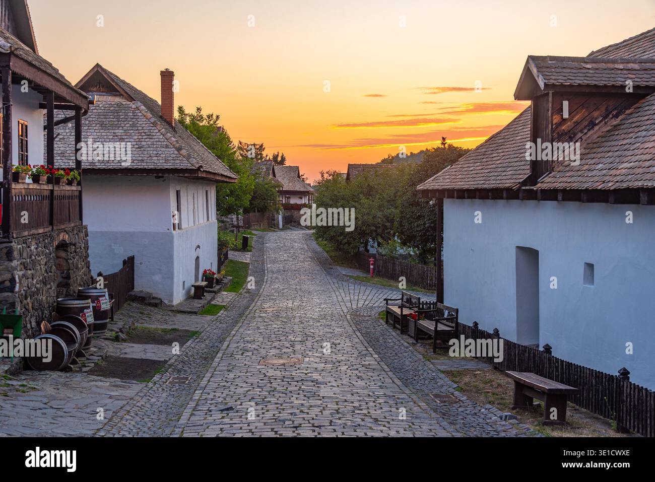 Vista al tramonto del popolare villaggio di Holloko in Ungheria. IMMAGINE Foto Stock