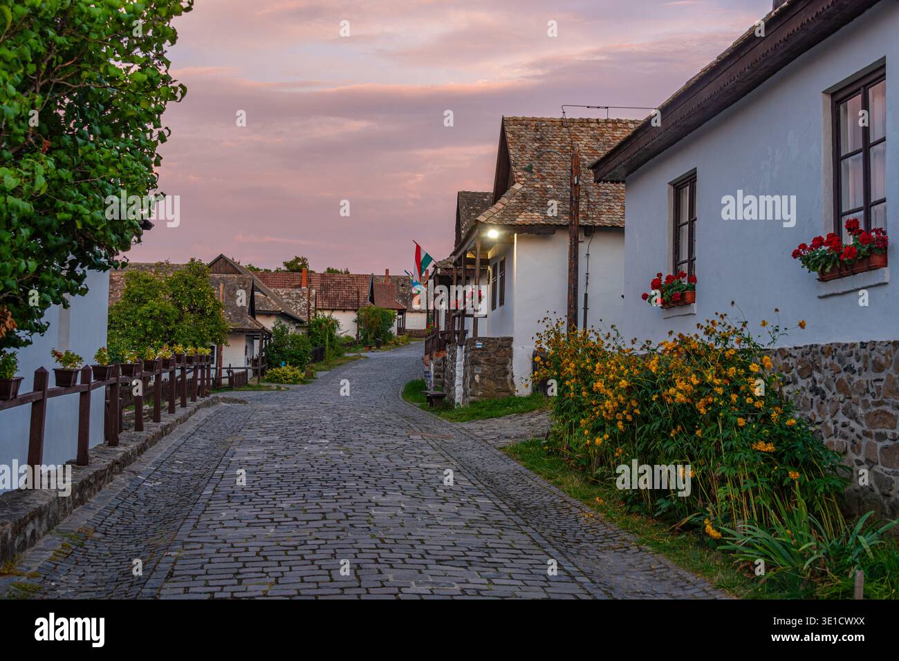 Vista al tramonto del popolare villaggio di Holloko in Ungheria. IMMAGINE Foto Stock