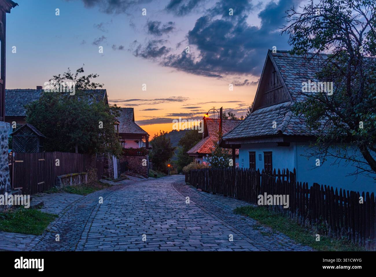 Vista al tramonto del popolare villaggio di Holloko in Ungheria. IMMAGINE Foto Stock