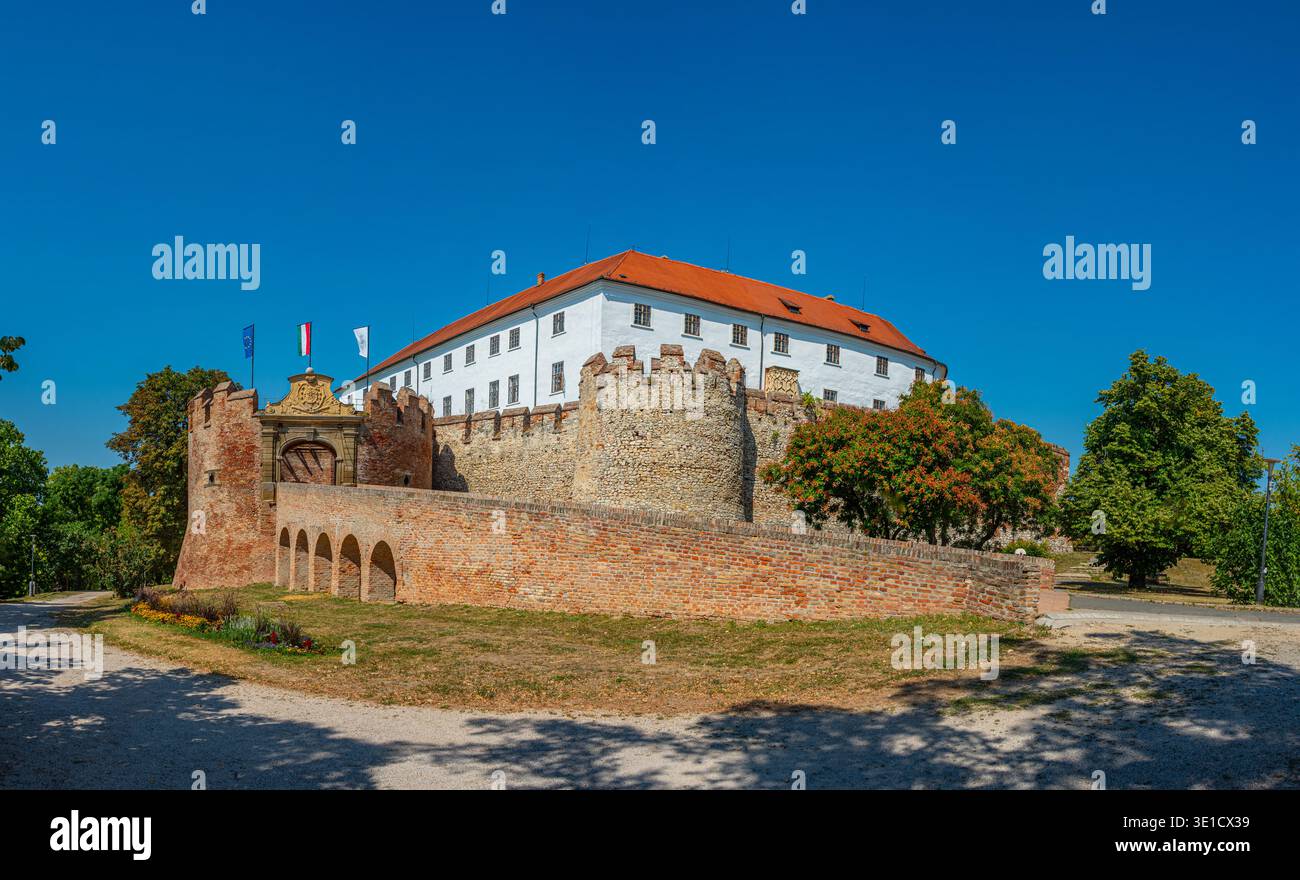 Castello di Siklos durante una giornata di sole in Ungheria. IMMAGINE Foto Stock
