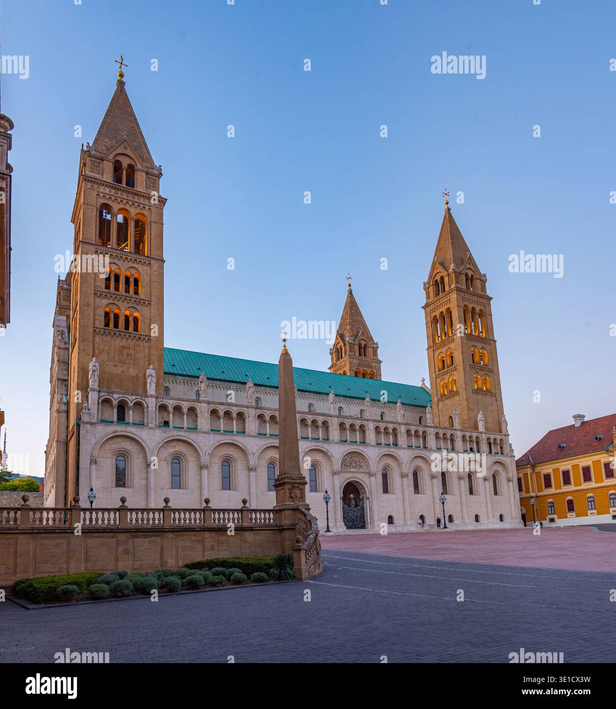 Vista al tramonto della basilica delle pecore in Ungheria. IMMAGINE Foto Stock