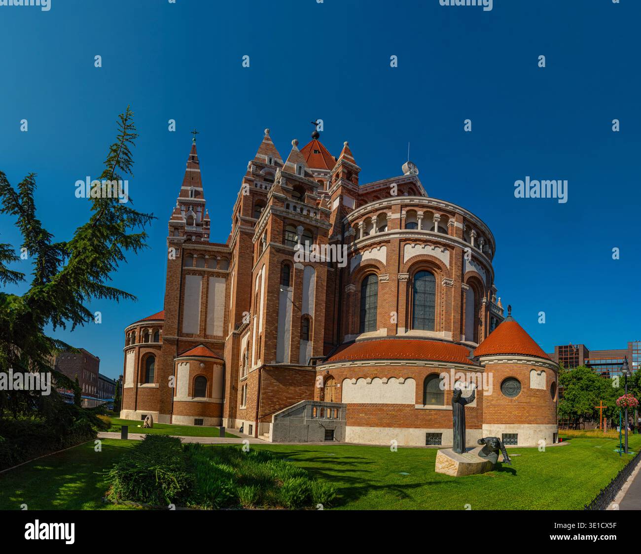 Giorno d'estate alla cattedrale di Seghedino in Ungheria.IMMAGINE Foto Stock