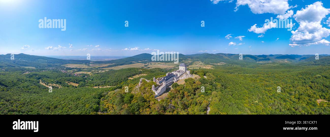 Castello di Regec durante una giornata di sole in Ungheria.IMMAGINE Foto Stock