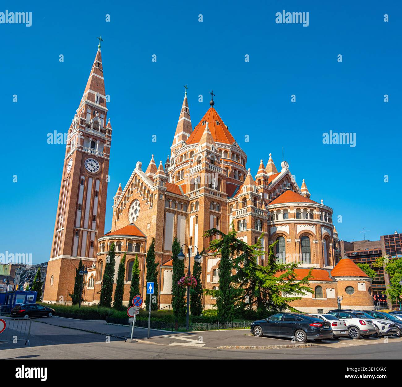 Giorno d'estate alla cattedrale di Seghedino in Ungheria.IMMAGINE Foto Stock