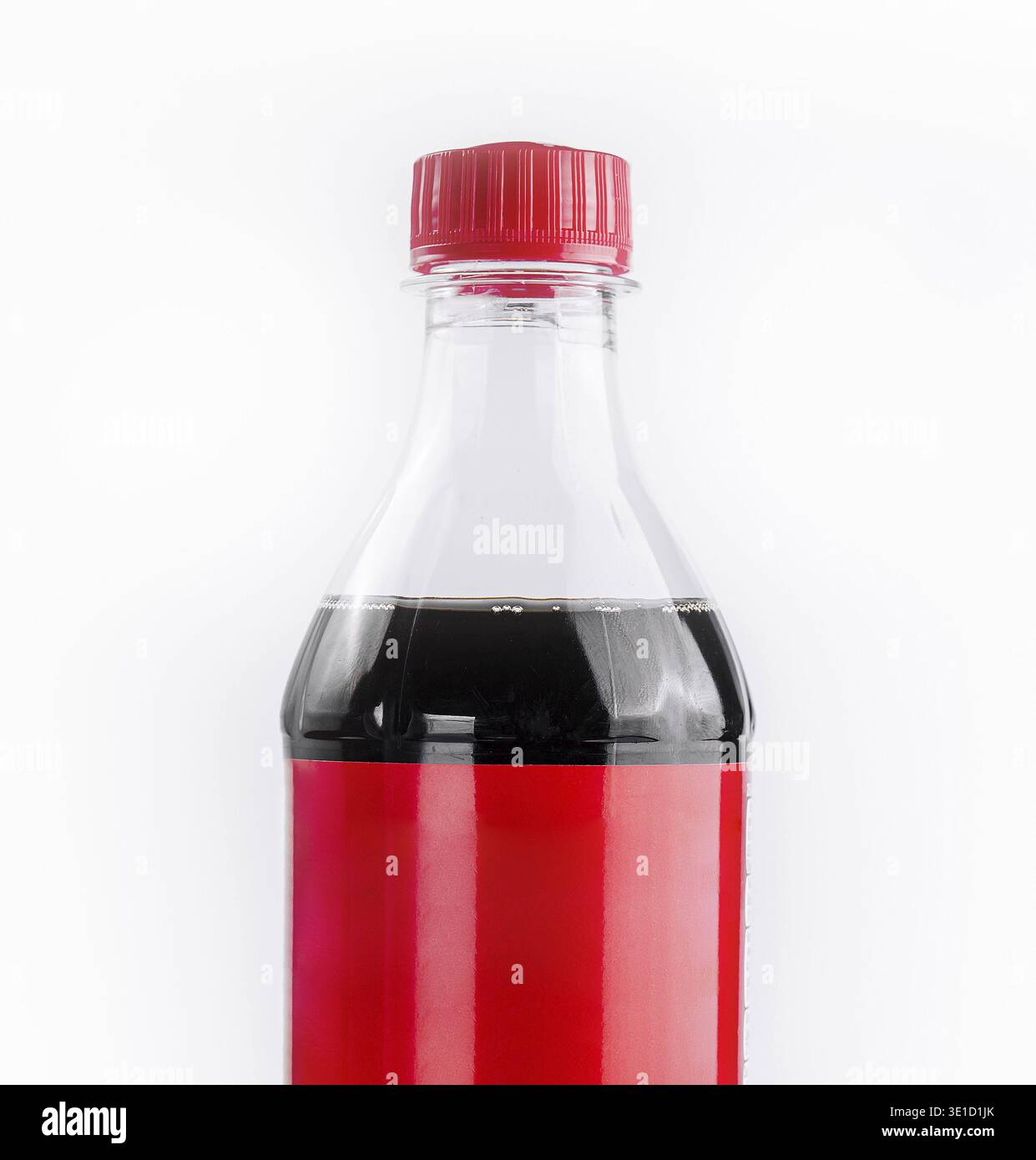 Flacone sigillato di bibita gassata con etichetta rossa su sfondo bianco puro Foto Stock
