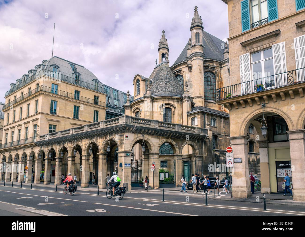 Parigi, Francia - 08 04 2025: Una vista panoramica della città nel primo arrondissement di Parigi. L'immagine mostra l'architettura circolare unica e gli archi di Foto Stock