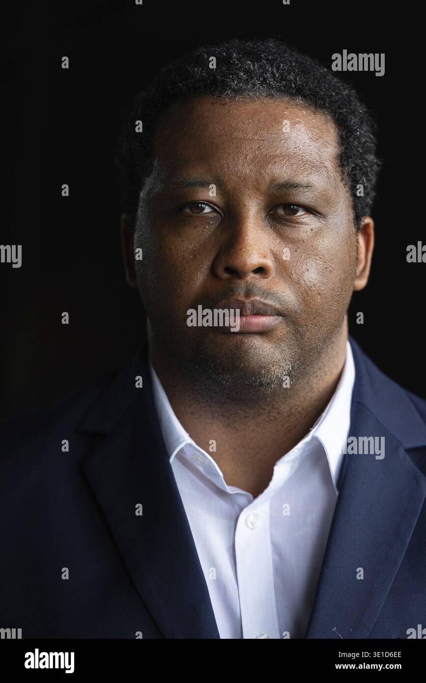 Ritratto di bell'uomo africano su sfondo nero Foto Stock