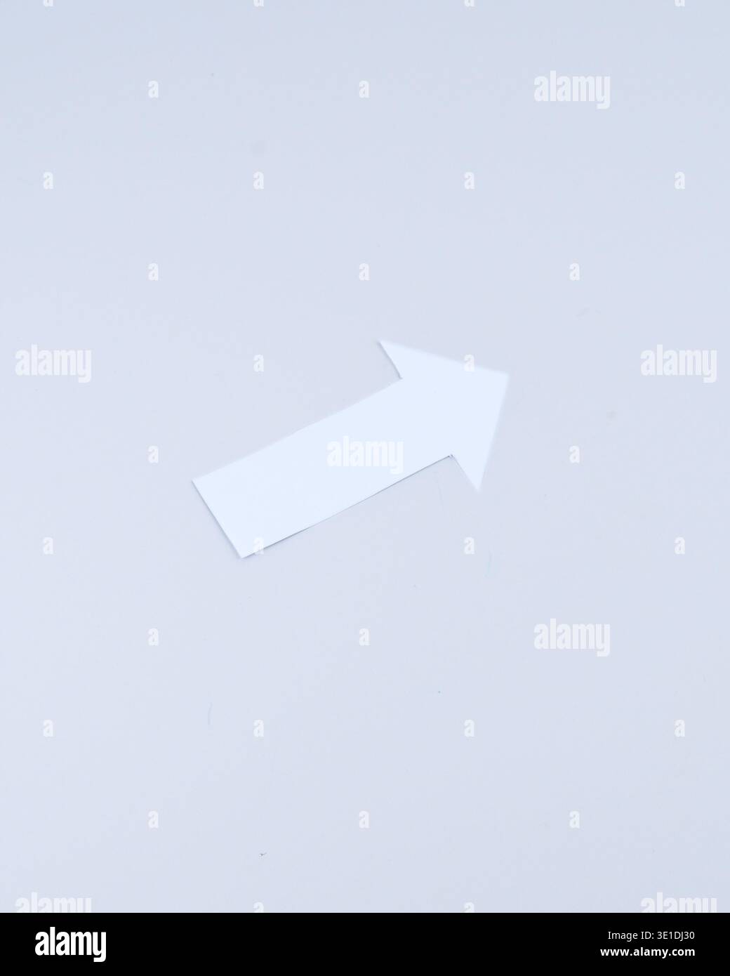 Singola freccia diagonale di carta bianca rivolta verso l'alto su uno sfondo pulito, concetto minimalista per progresso, direzione, crescita, obiettivi e movimento in avanti Foto Stock