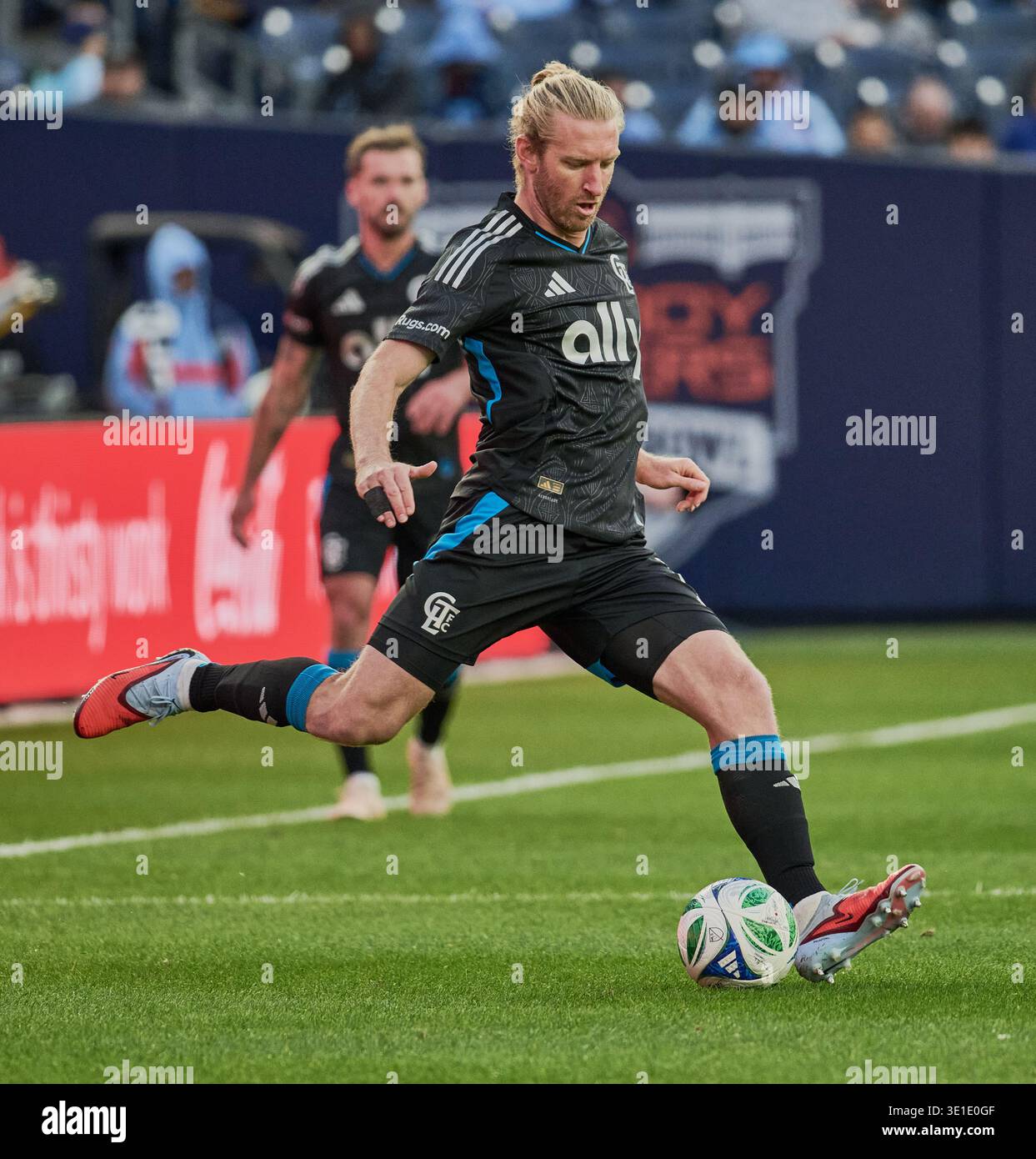 NEW YORK, NY, Stati Uniti d'America - 1 NOVEMBRE 2025: Partita dei playoff dell'Audi MLS Cup tra New York City FC e Charlotte FC allo Yankee Stadium. *SOLO PER USO EDITORIALE* Foto Stock